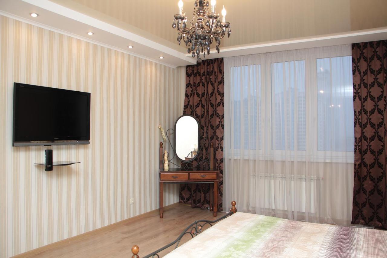 Panoramic View Lux Apartment On Metro Osokorky Kiev Exterior photo
